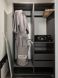 奥斯汀Midcentury Couples Designer Loft - Casa Tuya的步入式衣柜,配有毛巾和微波炉