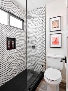 奥斯汀Midcentury Couples Designer Loft - Casa Tuya的一间带卫生间和淋浴的浴室
