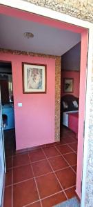 代雷堡Casa do Monte的一间设有粉红色门和一张床的房间