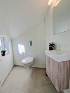 Sokndal#26 Sokndal的白色的浴室设有卫生间和水槽。