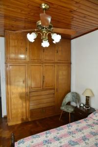 卢汉Departamento en Jauregui (partido de Luján)的一间卧室设有大型木制橱柜和一张床