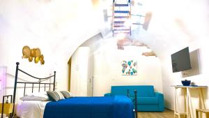 图里Antiche Mura Apartments"Nido di Puglia" monovano的一间卧室配有蓝色的床和电视