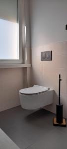阿科Casa Vacanze Claudette的白色的浴室设有浴缸和窗户。
