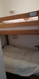 阿克斯莱泰尔姆Location appartement à Bonascre的一间卧室配有两张双层床。