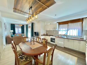 布德瓦Villa Serenity Budva的厨房以及带桌椅的起居室。