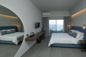 莫什劳斯Mochlos Blue的一间带两张床的卧室,享有海景