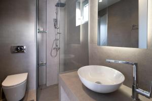 莫什劳斯Mochlos Blue的一间带水槽、卫生间和淋浴的浴室