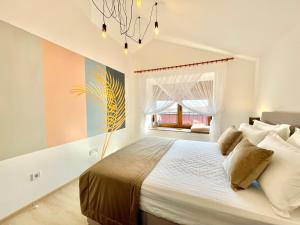 布德瓦Villa Serenity Budva的一间卧室设有一张大床和一个窗户。