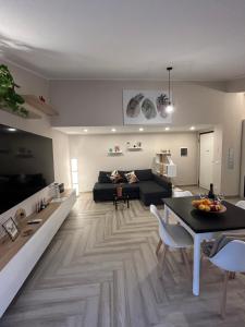 贾迪尼-纳克索斯DOLCEVITA NAXOS terrace&apartment的客厅配有沙发和桌子