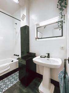 贝尔加El Segon Pis的白色的浴室设有水槽和镜子