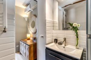 罗马圣乔瓦尼RR公寓的一间带水槽和镜子的浴室