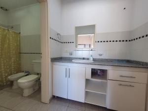 林肯"La Irma" - Complejo de Departamentos的浴室设有卫生间、水槽和卫生间。