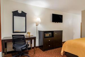 玛丽埃塔市玛丽埃塔品质酒店的酒店客房配有一张床、一张桌子和一把椅子。