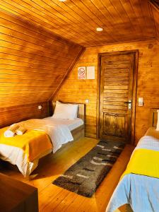 库塔伊西Sunshine House的小木屋内一间卧室,配有两张床