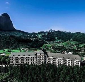 佩德拉阿祖尔Flat Hotel Pedra Azul的山顶上一座大型的山楼