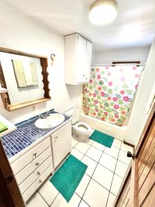 西区Seabreeze Inn的一间带水槽和卫生间的浴室