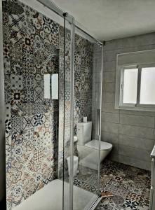 多列毛利诺斯Villa Musica的一间带卫生间和玻璃淋浴间的浴室