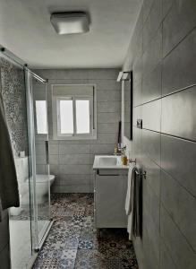 多列毛利诺斯Villa Musica的一间带水槽和淋浴的浴室
