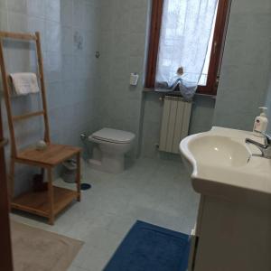 马尔塔Casa Josè的浴室配有白色卫生间和盥洗盆。