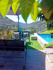 皮尼昂Casa Nunes的一个带两把椅子的庭院和一个游泳池