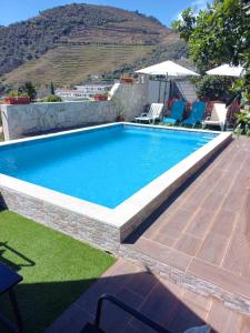 皮尼昂Casa Nunes的庭院里的一个蓝色海水游泳池