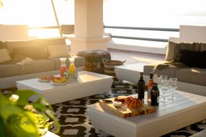 布塞里亚斯Villa Cobojo的客厅配有沙发和带葡萄酒瓶的桌子
