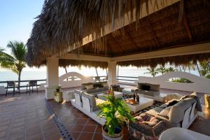 布塞里亚斯Villa Cobojo的一个带长沙发的度假庭院,享有海景