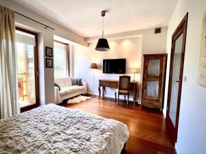 扎科帕内Apartament Harmony - Zakopane的一间卧室配有一张床,客厅配有桌子
