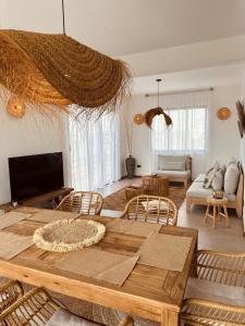 蒙舒瓦西Appartement NOAM, Mont Choisy的客厅配有木桌和椅子