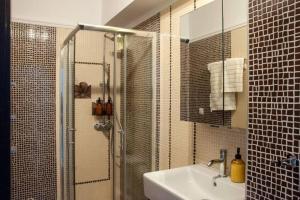 塞萨洛尼基East Coast Senses的带淋浴、水槽和淋浴的浴室