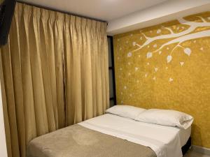 波帕扬Hostel Casa Zambrano的一间卧室配有床和树壁画