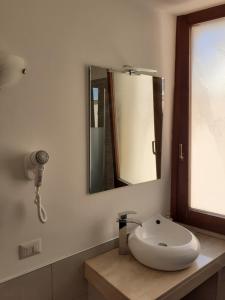 玛格丽塔萨沃亚Sweet Suite Margherita B&B的浴室设有白色水槽和镜子
