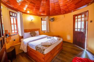 埃拉Tea Cabins的一间卧室设有一张木天花板床。