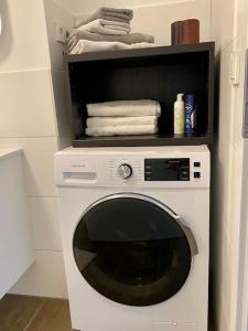 罗斯托克Helles Apartment über den Dächern Rostocks的厨房配有白色洗衣机及毛巾