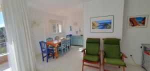 塔马留Precioso apartamento con piscina en Tamariu的厨房以及带桌椅的用餐室。