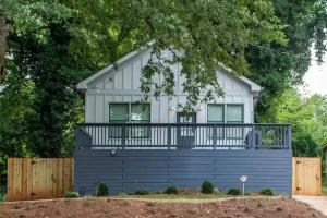 亚特兰大West End Modern Atlanta 3 Bedroom Bungalow的一座小房子,设有大甲板