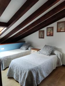 桑提亚纳德玛Apartamentos LLave de Santillana的一间卧室,配有两张床
