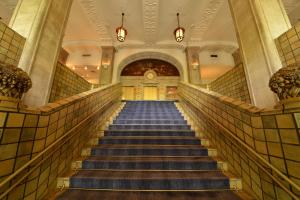 横滨新格兰德酒店的蓝色楼梯的建筑中的楼梯