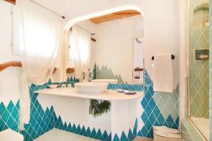 斯廷蒂诺Karamare的一间带水槽和镜子的浴室