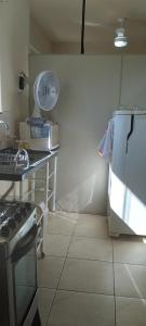 马里利亚Kitnet Marília的厨房配有炉灶,台面上配有风扇