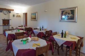 佩夏罗马纳B&B Corte degli Struzzi的用餐室配有桌椅和紫色桌布