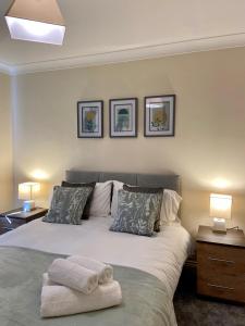 梅德斯通Maidstone-Penenden House的一间卧室配有一张床,上面有两条毛巾