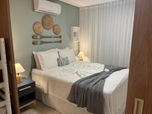 塔曼达雷Flat aconchegante no Eco Resort Praia dos Carneiros - Cama Queen的卧室配有一张白色大床