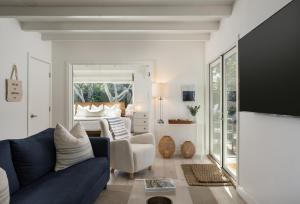 MontecitoPalm Cottage的客厅配有蓝色的沙发和床。