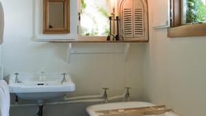 北哈夫洛克Rush Cottage的一间带水槽和卫生间的浴室以及窗户。