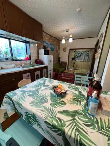 大阪舟荘的厨房里配有一张桌子,上面有盘子的食物