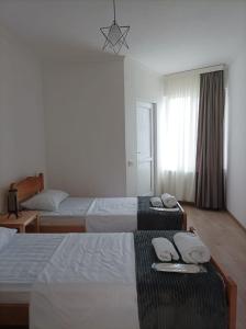 泰拉维Orenda的酒店客房,配有两张带毛巾的床