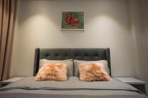 都拉斯Vila Perla Gjiri Lalzit , Perla Resort的卧室的床上配有两个毛绒枕头
