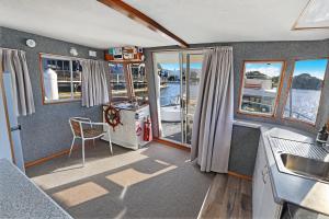 Pelican WatersCaloundra Houseboats的船上的厨房和餐厅