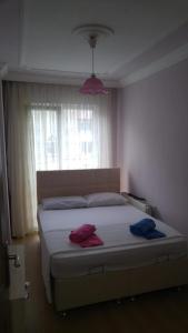BostancıGalata Apart Suite的一间卧室配有一张床,上面有两条毛巾
